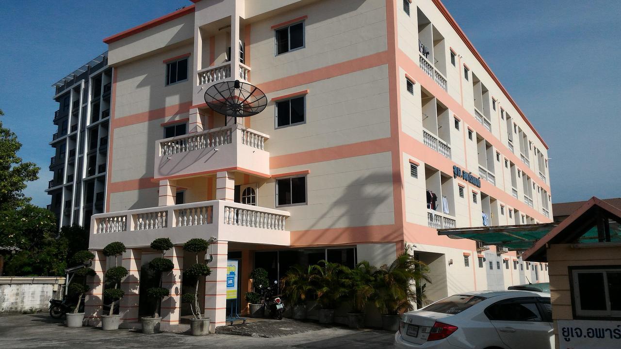 Uj Apartment Bangsaen Esterno foto